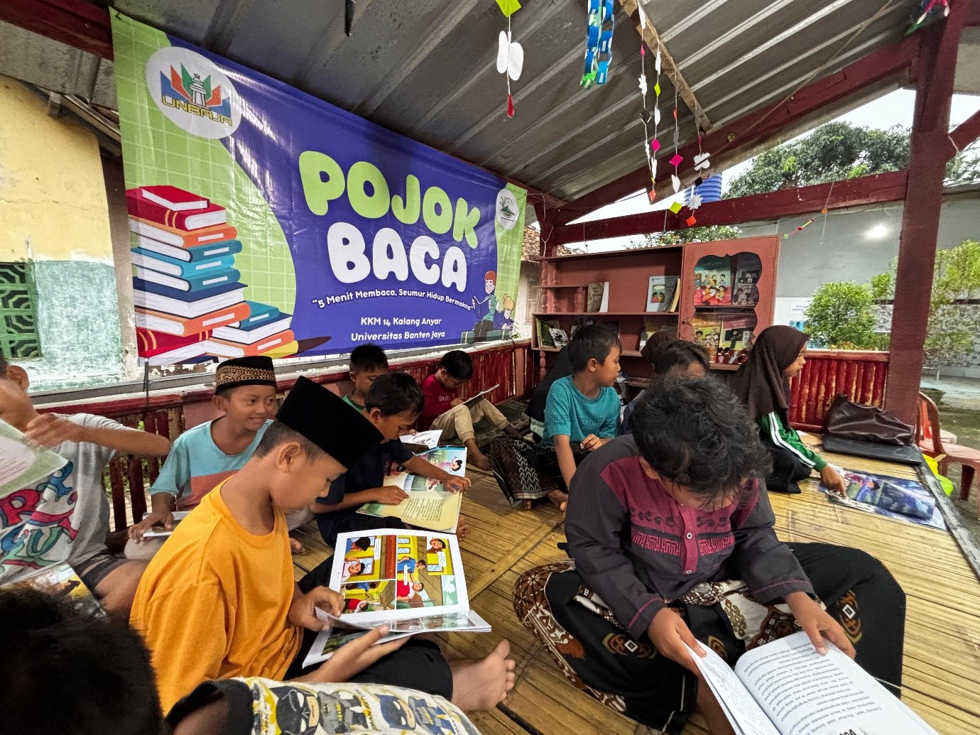  KKM Universitas Banten Jaya Kelompok 14 Resmikan Pojok Baca, Dorong Literasi Warga Kampung Parumasan